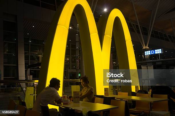 Lächelnd Asiatische Paar Essen In Mcdonaldsrestaurant Stockfoto und mehr Bilder von McDonald's