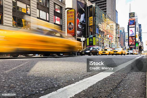 New York City Times Square Broadway - Fotografias de stock e mais imagens de Amarelo - Amarelo, Ao Ar Livre, Arranha-céu