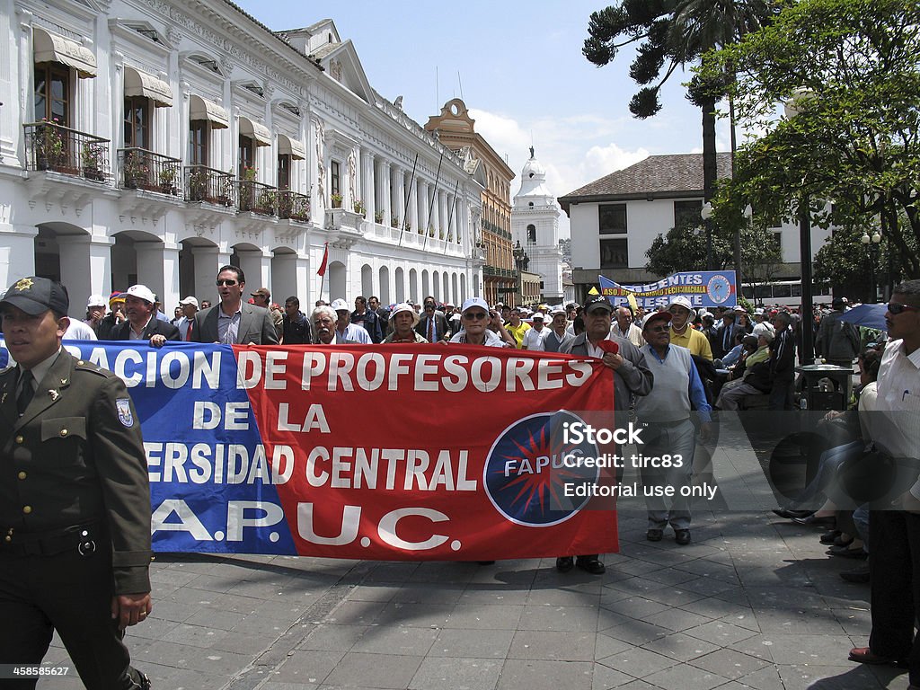 Protesters avec bannière défiler extérieur Palais présidentiel à Quito - Photo de Banderole - Signalisation libre de droits