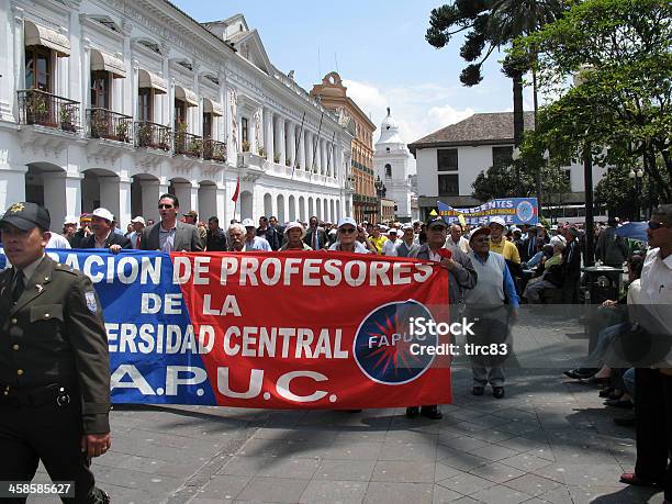Photo libre de droit de Protesters Avec Bannière Défiler Extérieur Palais Présidentiel À Quito banque d'images et plus d'images libres de droit de Banderole - Signalisation