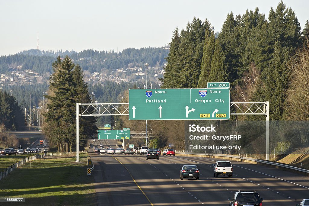 Znak drogowy I-5 Trafic I-205 Portland Oregon Miasto Teleobiektyw cienie - Zbiór zdjęć royalty-free (Portland - Stan Oregon)