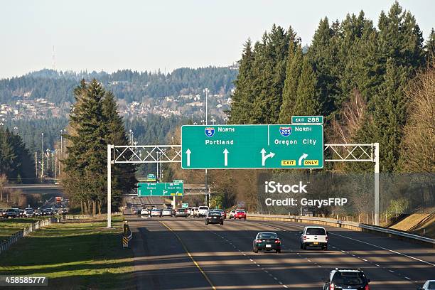 Foto de Sinal De Estrada Da I5 Trafic I205 Telefoto Sombras Da Cidade De Portland Oregon e mais fotos de stock de Portland - Oregon