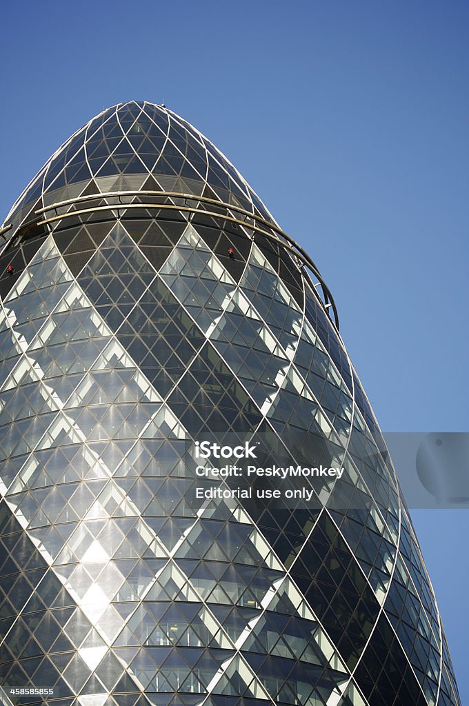 Swiss Re Gherkin edificio brilla contra el cielo azul de la ciudad de London - Foto de stock de Sir Norman Foster Building libre de derechos