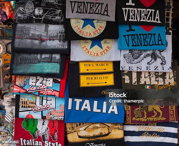 Veneza Turista Mercadoria - Fotografias de stock e mais imagens de Banca de Mercado - Banca de Mercado, Camisas, Cheio