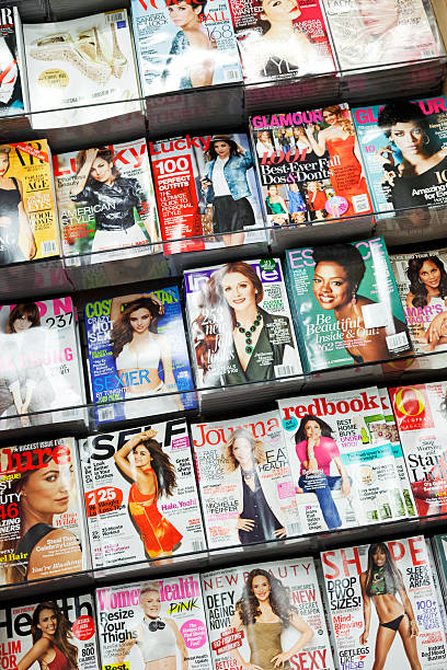 pile de magazines - magazine rack news stand day usa photos et images de collection