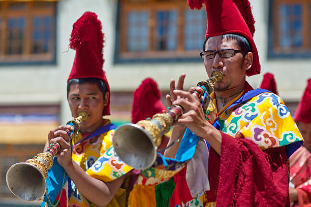 músicos durante yuru kabgyat festival na índia - cham mask - fotografias e filmes do acervo