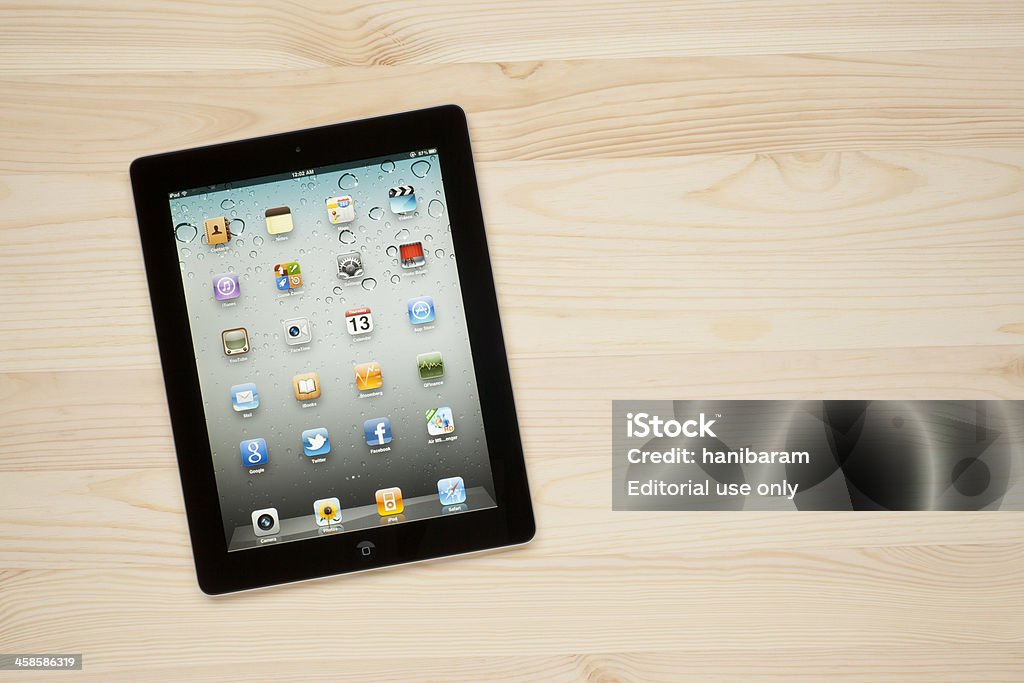 Apple iPad sur table de travail - Photo de Affichage digital libre de droits