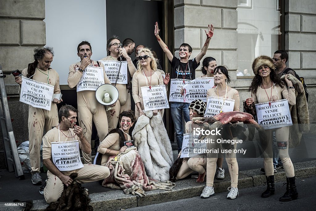 Animalisti Italiani protester contre Milan Fashion semaine sur Septem - Photo de Versace - Marque de designer libre de droits