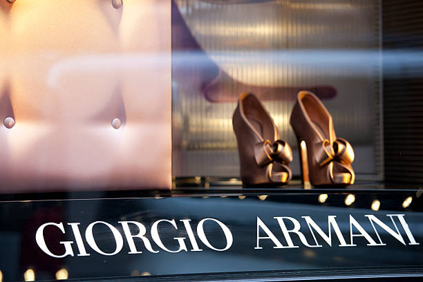 giorgio armani-designer label 디스플레이 창 - boutique shoe window display fashion 뉴스 사진 이미지