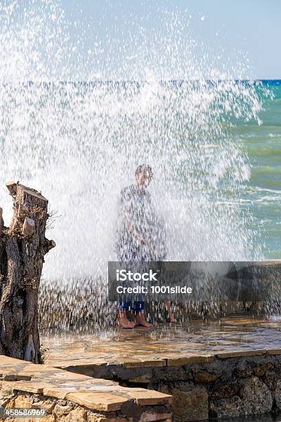 Junge Menschen Auf Dem Pier Von Big Wave Stockfoto und mehr Bilder von Aktivitäten und Sport - Aktivitäten und Sport, Alanya, Anlegestelle