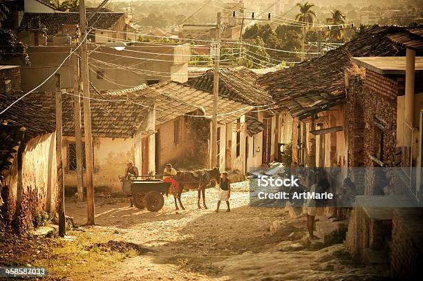 Photo libre de droit de Rue De Trinité Et De Cuba banque d'images et plus d'images libres de droit de Marchand - Marchand, Trinidad - Cuba, Adulte