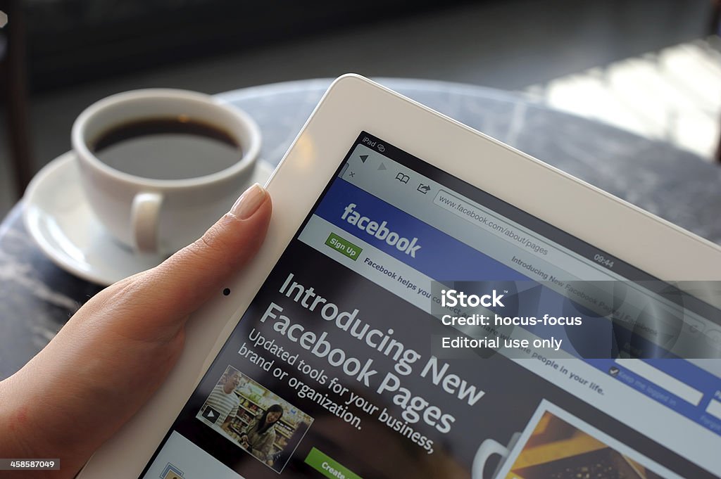 Páginas de Facebook en el iPad 3 - Foto de stock de Redes sociales libre de derechos