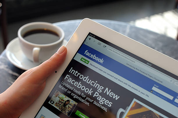 páginas de facebook en el ipad 3 - ipad 3 fotografías e imágenes de stock