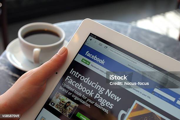 Páginas De Facebook En El Ipad 3 Foto de stock y más banco de imágenes de Redes sociales - Redes sociales, Página, Tableta digital