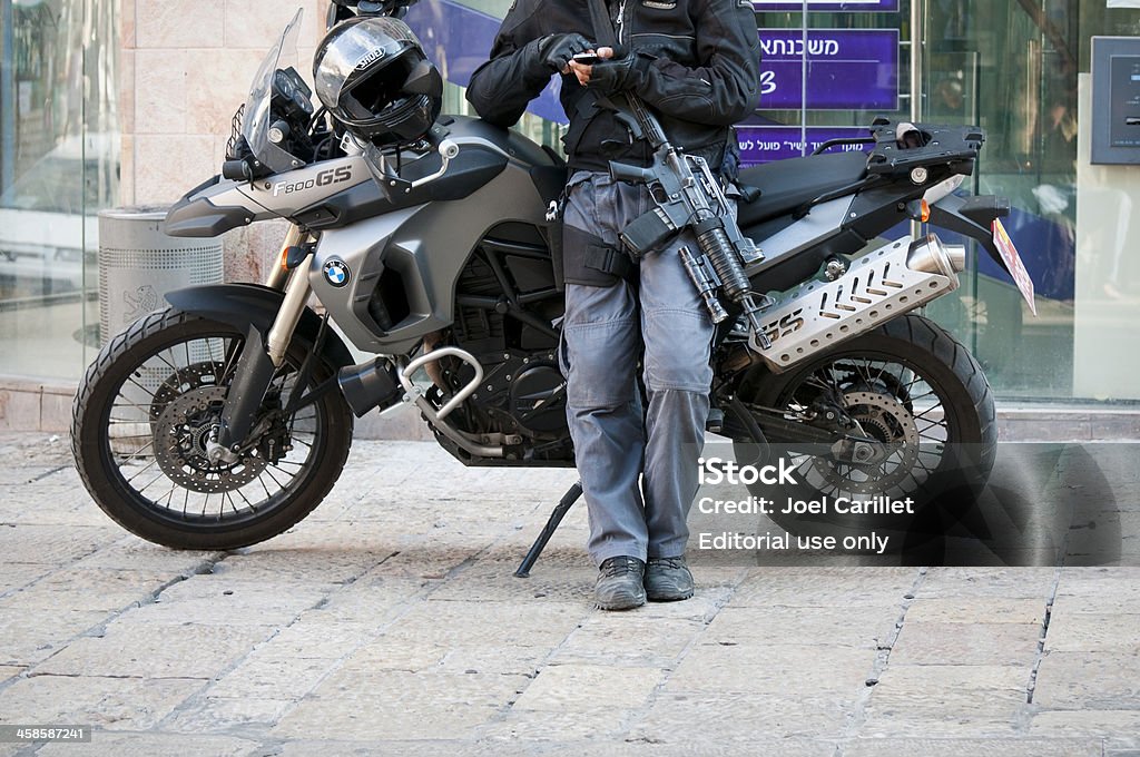 Pistolas y motocicletas, y SMS en Israel - Foto de stock de Cuerpo de policía libre de derechos
