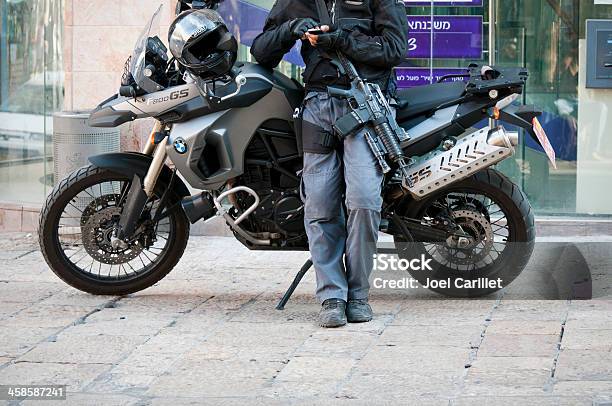 Pistolas Y Motocicletas Y Sms En Israel Foto de stock y más banco de imágenes de Cuerpo de policía - Cuerpo de policía, Jerusalén, Adulto