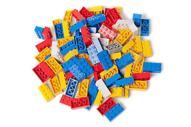 винтажный бледно lego блоков с 80-х годов на белом фоне - lego toy close up characters стоковые фото и изображения