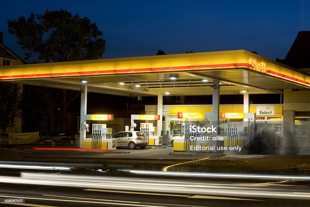 Estación de gas vacía en la noche - Foto de stock de Gasolinera libre de derechos