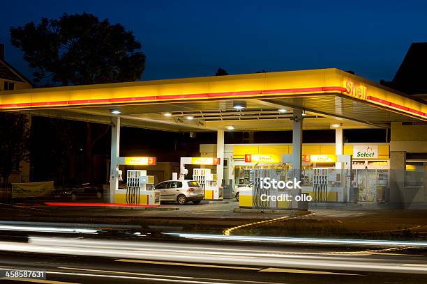 Estación De Gas Vacía En La Noche Foto de stock y más banco de imágenes de Gasolinera - Gasolinera, Alemania, Tecnología