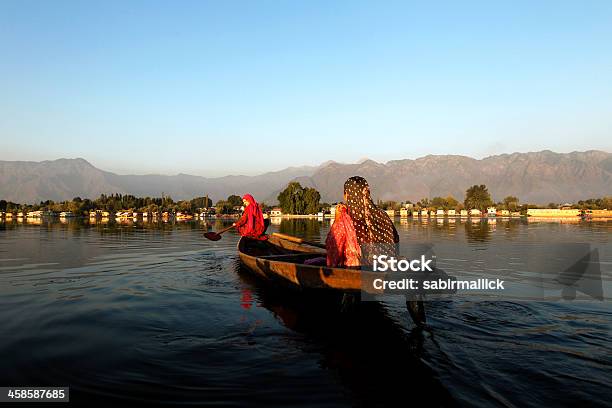 Indian Mulheres Ski No Lago Dal Índia - Fotografias de stock e mais imagens de Jammu e Caxemira - Jammu e Caxemira, Mulheres, Adulto