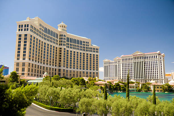 bellagio и caesars palace - famous place eiffel tower clear sky urban scene стоковые фото и изображения