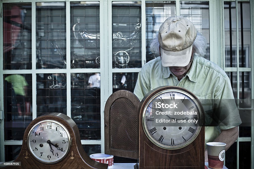 Stare zegary dla sprzedaży na Portobello Market, Londyn - Zbiór zdjęć royalty-free (Czas)