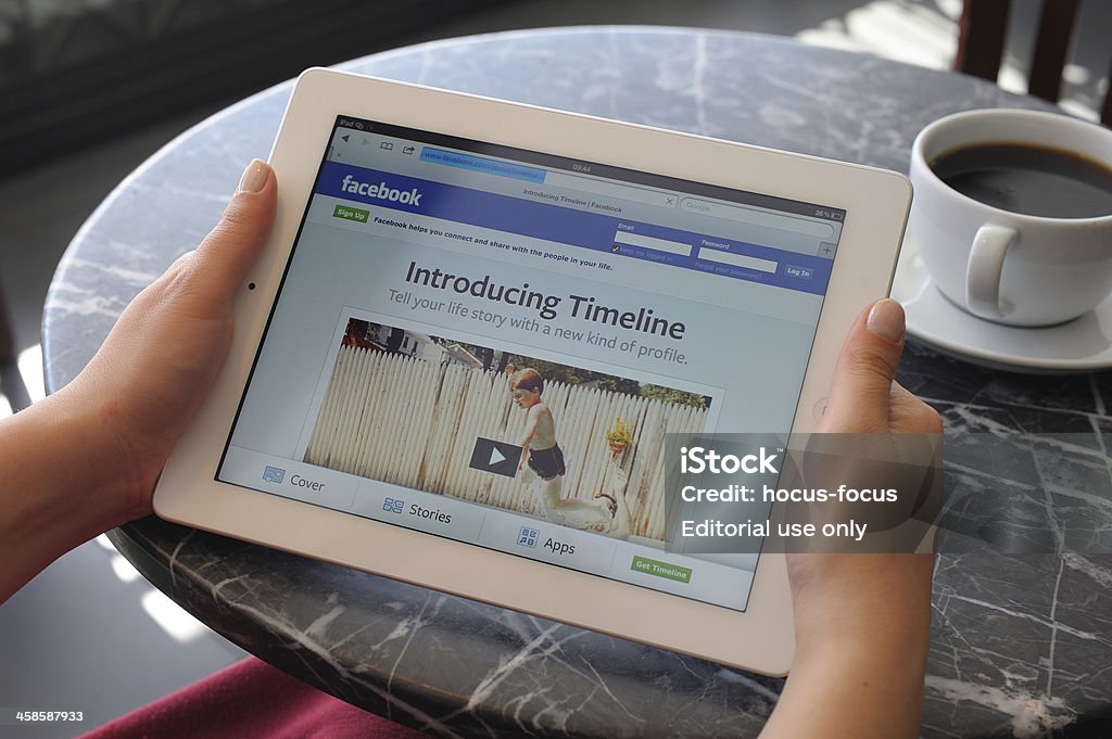 Le nouveau Facebook Timeline sur iPad 3 - Photo de Adulte libre de droits