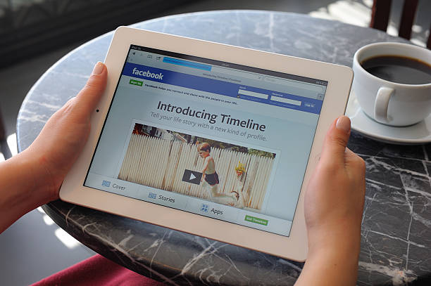 facebook スケジュールに ipad 3 - facebook timeline ipad women ストックフォトと画像