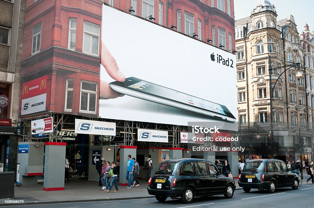 Apple iPad 2-Anzeige auf der Oxford Street, London - Lizenzfrei Plakatwand Stock-Foto