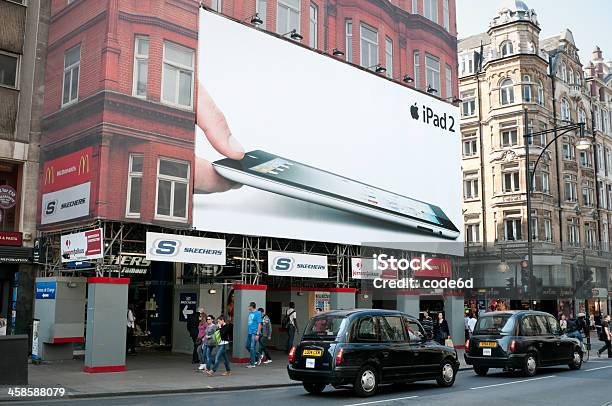Apple Ipad 2anzeige Auf Der Oxford Street London Stockfoto und mehr Bilder von Plakatwand - Plakatwand, London - England, Vereinigtes Königreich