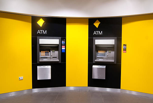 commonwealth bank cajeros automáticos - named financial services company fotografías e imágenes de stock