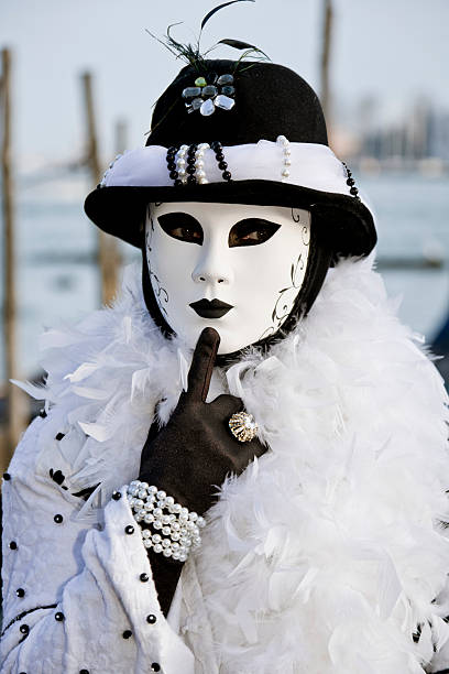 maschera di carnevale di venezia - venice italy flash foto e immagini stock