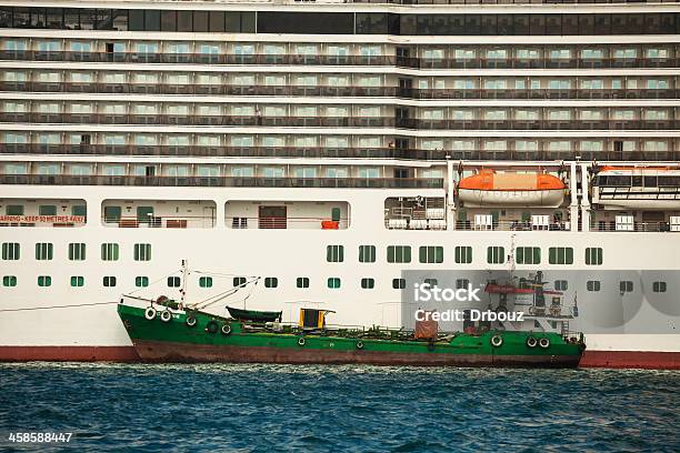 Barcos Foto de stock y más banco de imágenes de Agua - Agua, Anclado, Barco de pasajeros