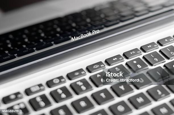 Apple Macintosh 台のマックブック Pro 13 インチのラップトップコンピューター - MacBookのストックフォトや画像を多数ご用意 - MacBook, eコマース, つながり