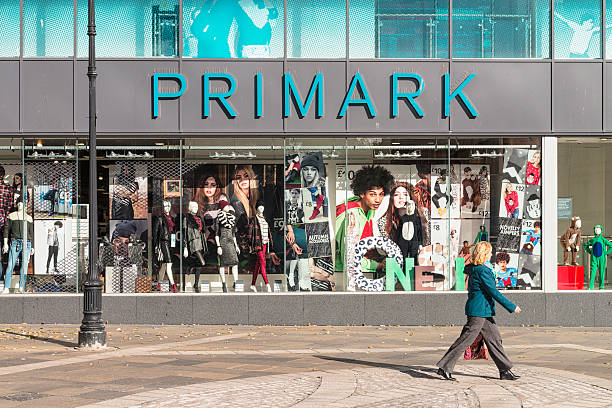 primark storefront in dundee - label sign symbol single word stock-fotos und bilder