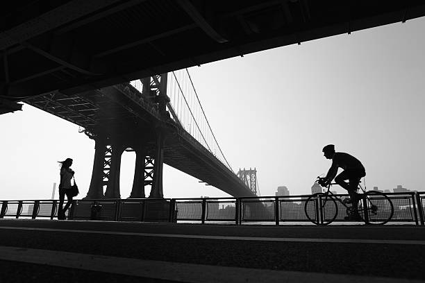 nova iorque menina andar e ciclista ciclismo em ponte de manhattan - east river audio imagens e fotografias de stock