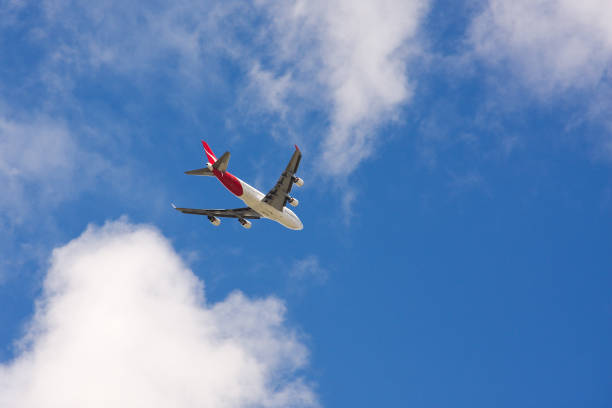 samolot lecący liniami qantas - boeing 747 airplane taking off commercial airplane zdjęcia i obrazy z banku zdjęć