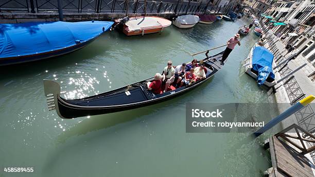 Gondolas En Venecia Italia Foto de stock y más banco de imágenes de Actividades recreativas - Actividades recreativas, Agua, Aire libre