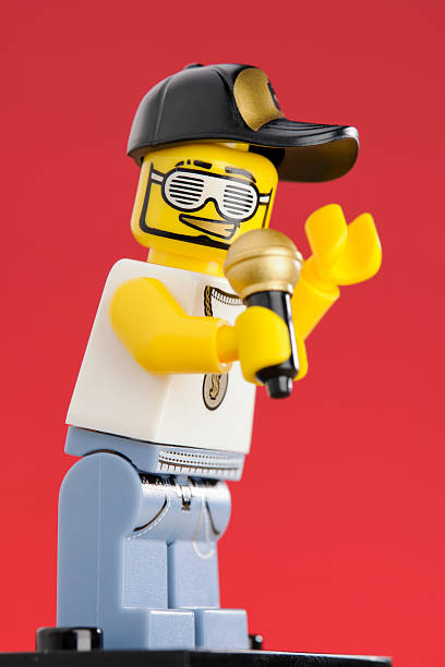 lego minifigures: cantante de rap - lego toy close up characters fotografías e imágenes de stock