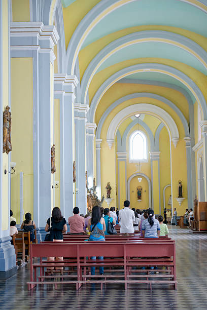 catedral de granada, nicarágua - churchgoers - fotografias e filmes do acervo