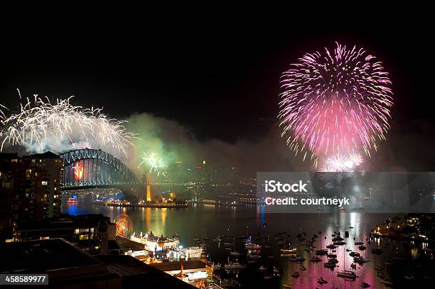 Fuegos Artificiales Sobre El Puerto De Sídney Foto de stock y más banco de imágenes de Agua - Agua, Año nuevo, Big Bang