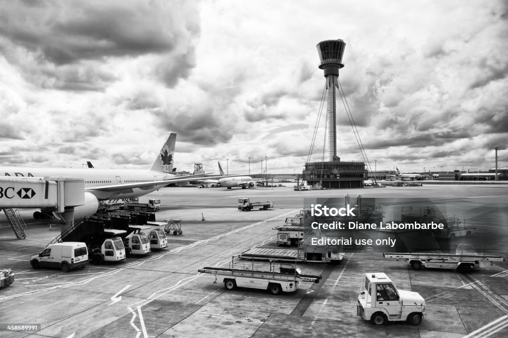 Wieża kontroli na lotnisku Londyn Heathrow Airport - Zbiór zdjęć royalty-free (Wieża kontroli lotów)
