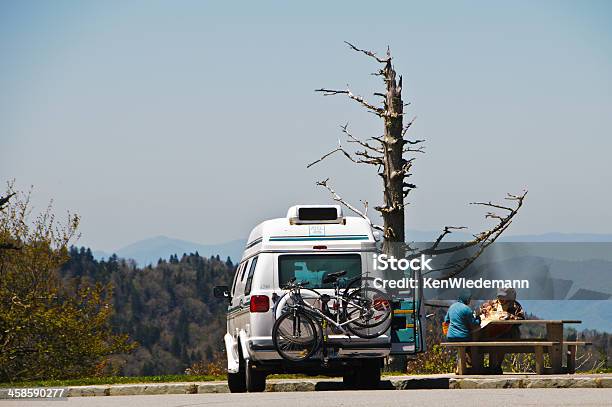 Foto de Piquenique Na Blue Ridge Parkway e mais fotos de stock de Blue Ridge Parkway - Blue Ridge Parkway, Carolina do Norte - Estado dos EUA, Acampar