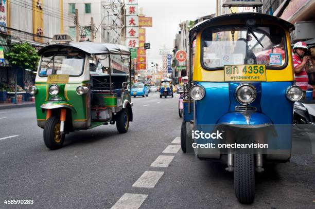 Vecindario Chino Chinatown Tuktuks Bangkok Foto de stock y más banco de imágenes de Adulación - Adulación, Aire libre, Andar