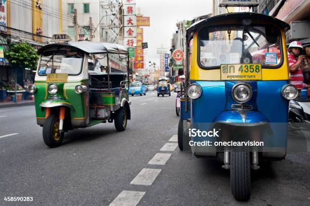 Banguecoque Chinatown Tuktuks - Fotografias de stock e mais imagens de Adulação - Adulação, Andar, Ao Ar Livre