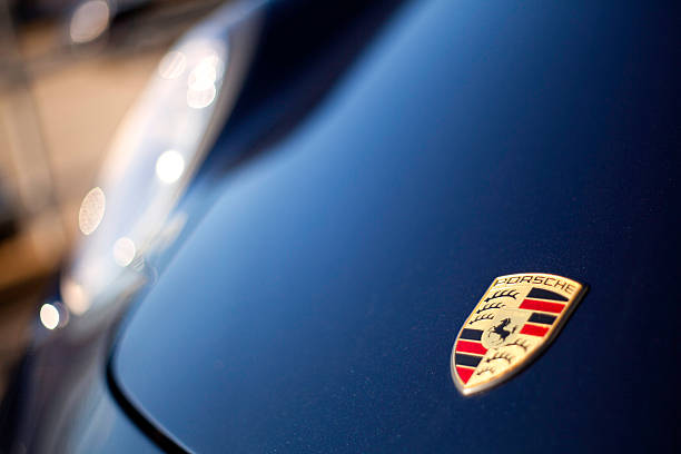 logotipo porsche no capuz de cayman r - porsche - fotografias e filmes do acervo