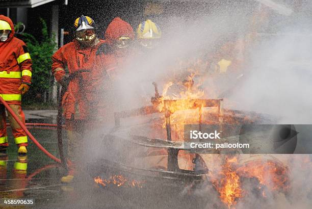 Foto de Bombeiro e mais fotos de stock de Acidentes e desastres - Acidentes e desastres, Adulto, Alarme de Incêndio