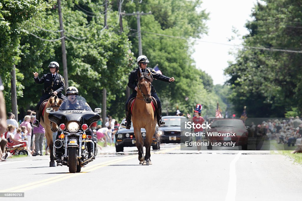 Cavalo de Sheriffs acenando para os espectadores em 4 de desfile de julho - Foto de stock de Cidade Pequena Americana royalty-free