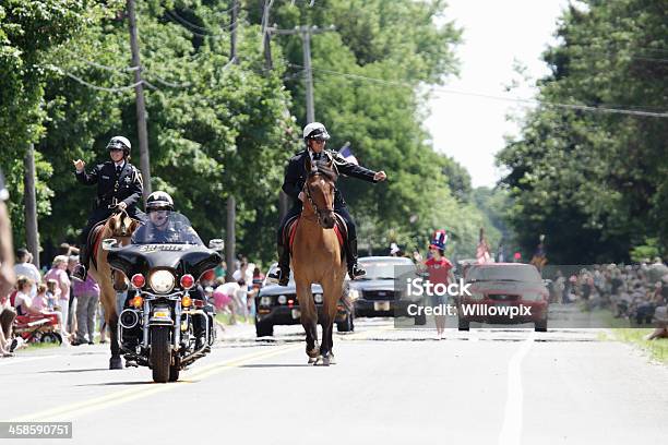 Foto de Cavalo De Sheriffs Acenando Para Os Espectadores Em 4 De Desfile De Julho e mais fotos de stock de Cidade Pequena Americana