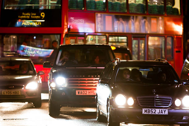 noche de tráfico en regent street, london, reino unido - editorial tourist travel destinations bus fotografías e imágenes de stock